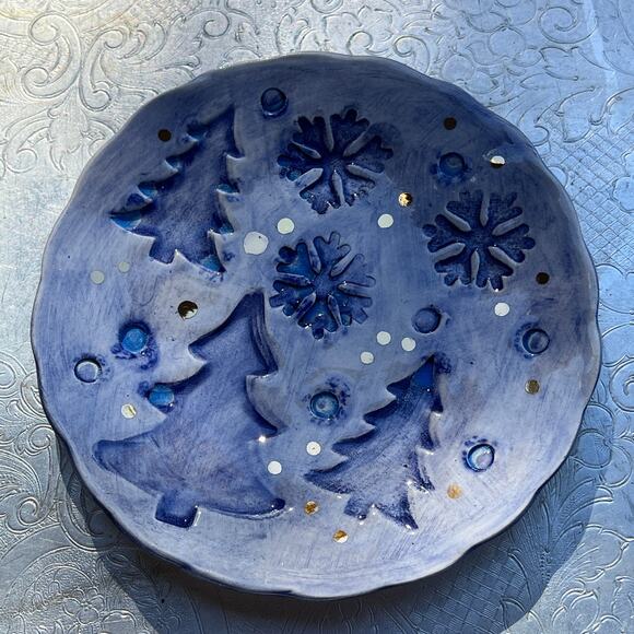 Snowflakes & Christmas Trees Pottery Ring or Trinket Dish with Gold Falling Snow - Picture 1 of 7